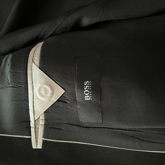 Hugo Boss Tuxedo with Boss Tuxedo Shirt, Buttons, Cufflinks and Bow Ties - Picture 5 of 12